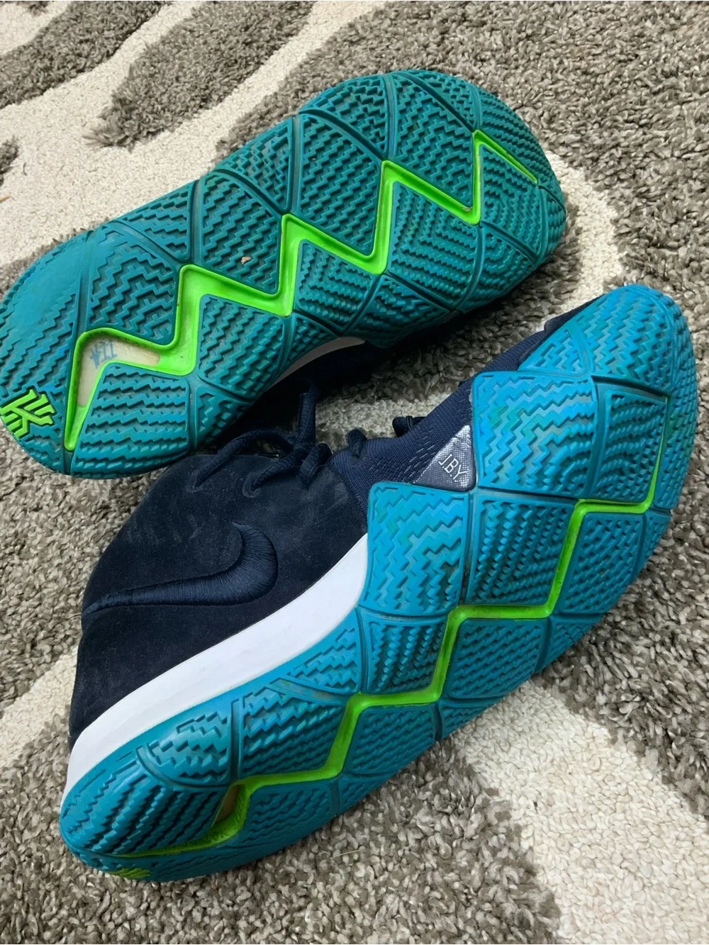 Nike Kyrie 4 Basketball Shoes – Men’s Size 11